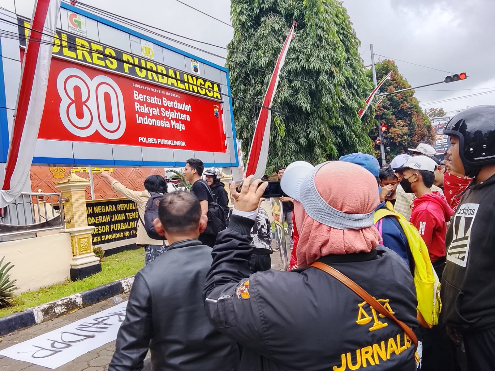 Purbalingga Bergejolak: Aksi Baralingga di Polres Berujung Ricuh, Tuntut Bubarkan DPR!
