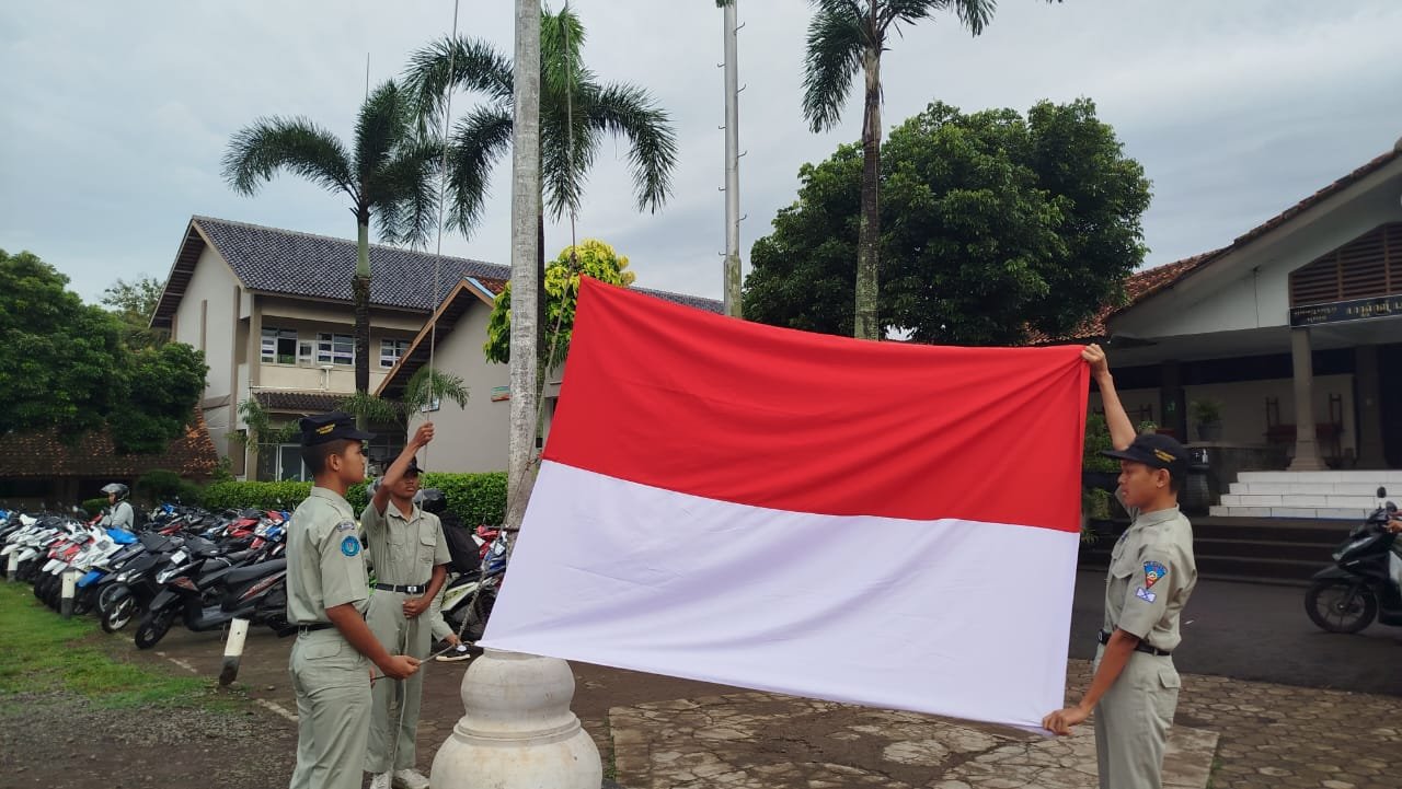 Rutinitas Bendera di SMK Wiworotomo