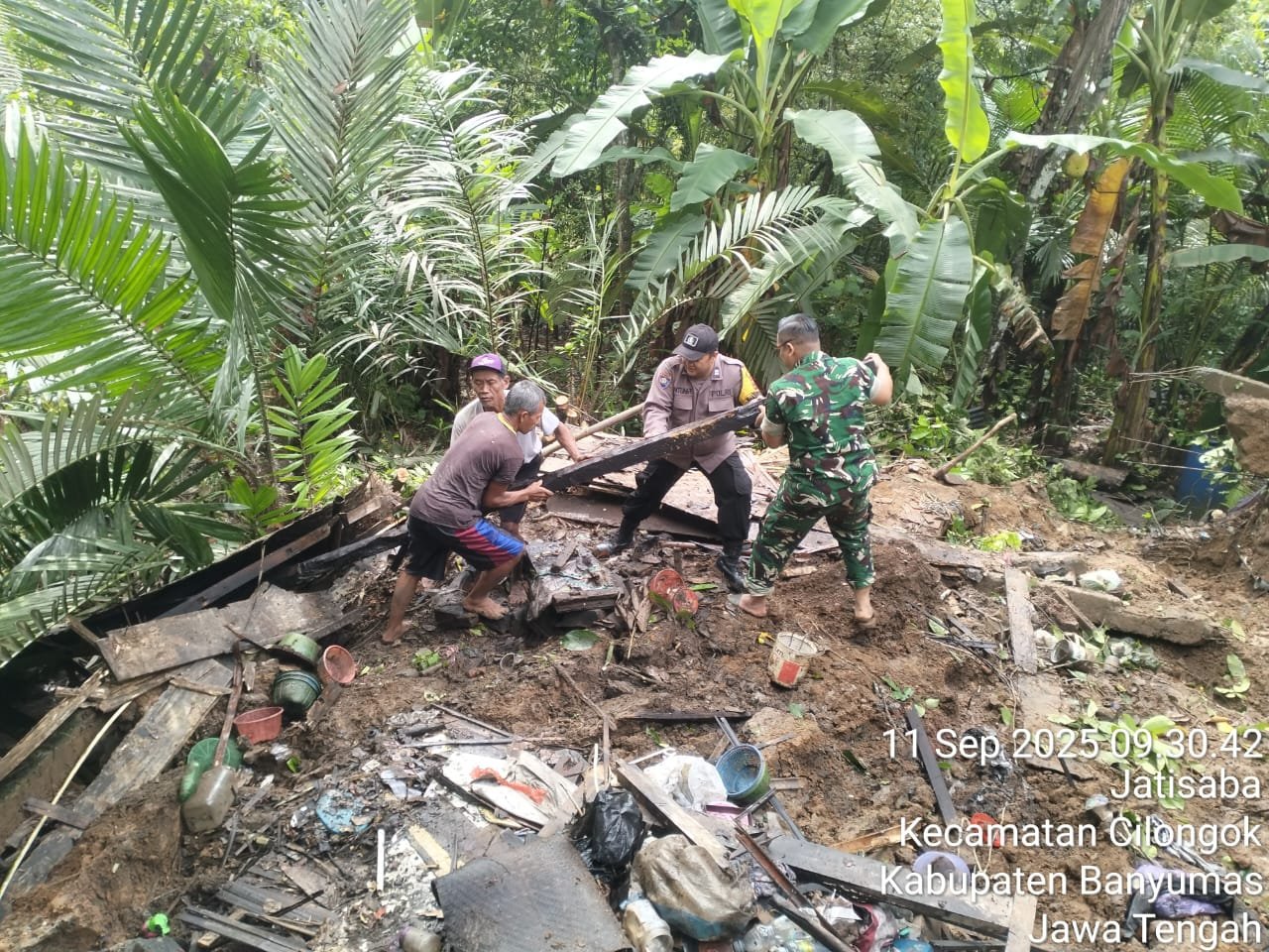 Bhabinkamtibmas Polsek Cilongok Tinjau Longsor yang Hantam Dapur Rumah Warga Jatisaba