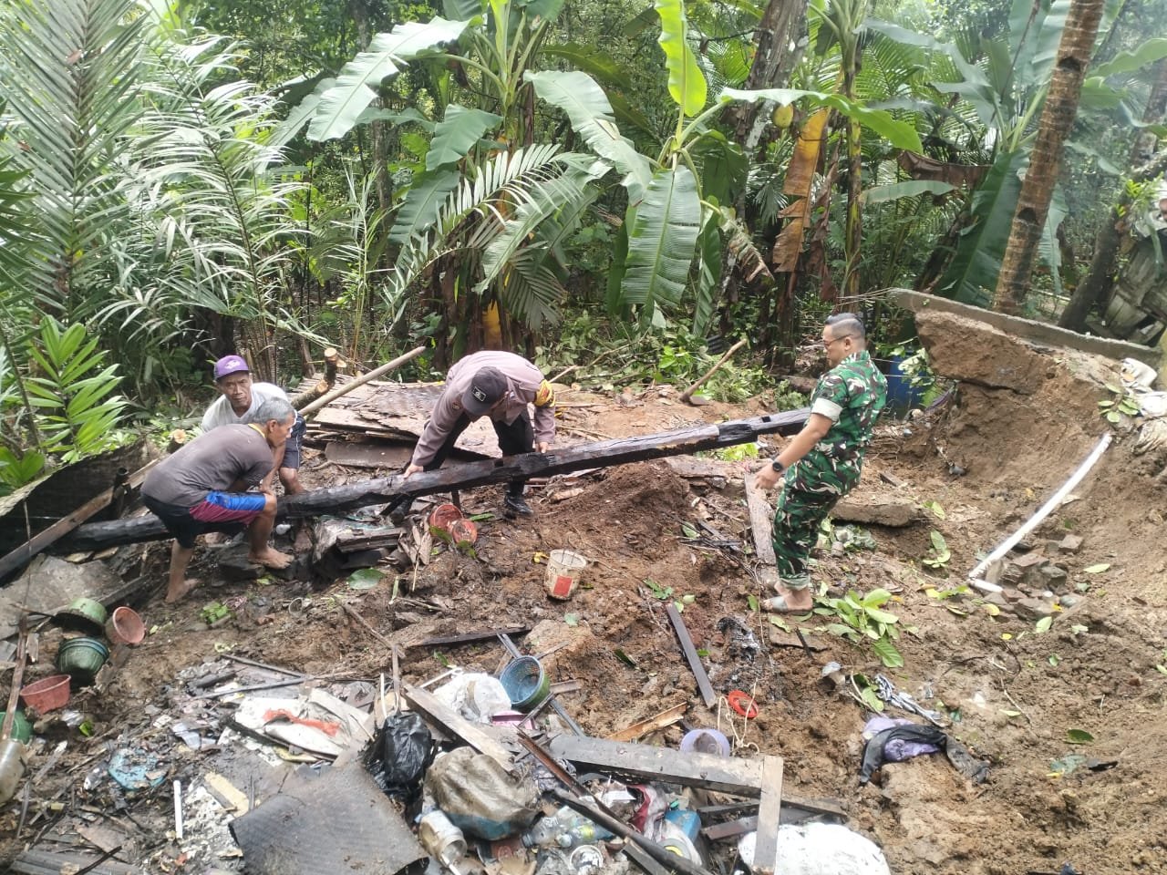 Bhabinkamtibmas Polsek Cilongok Tinjau Longsor yang Hantam Dapur Rumah Warga Jatisaba
