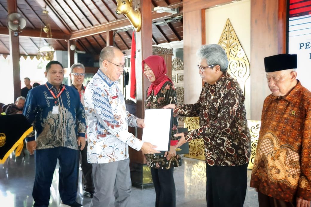 Bupati Banyumas Serahkan 97 SK Pensiun, Ajak ASN Nikmati Masa Purna Tugas dengan Bahagia