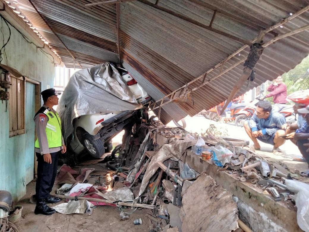 Diduga Mengantuk, Avanza Nyelonong Tabrak Bengkel di Pekalongan