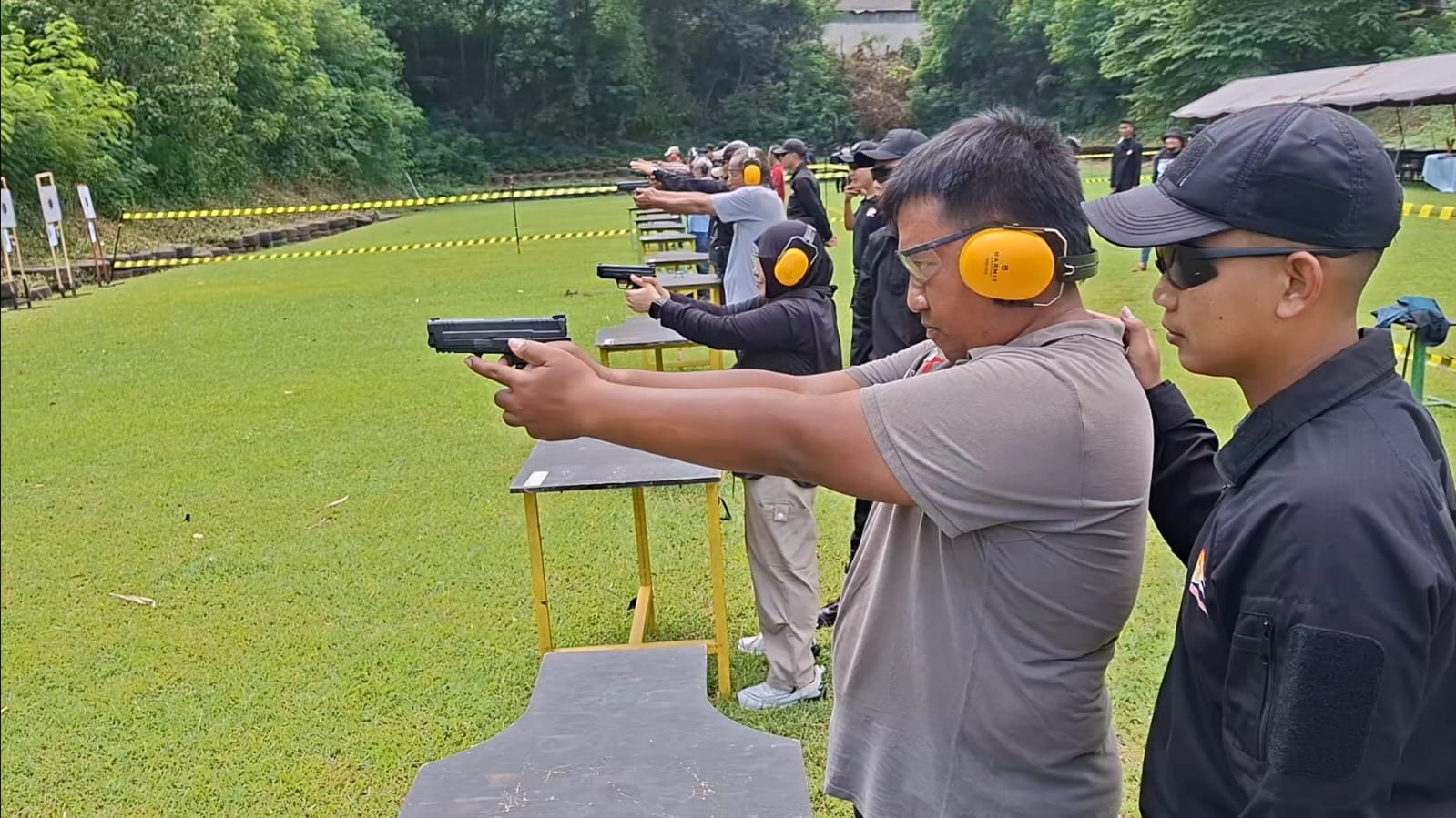 Bidhumas Polda Jateng Rayakan HUT Humas Polri ke-74 Olahraga Menembak Bareng Wartawan