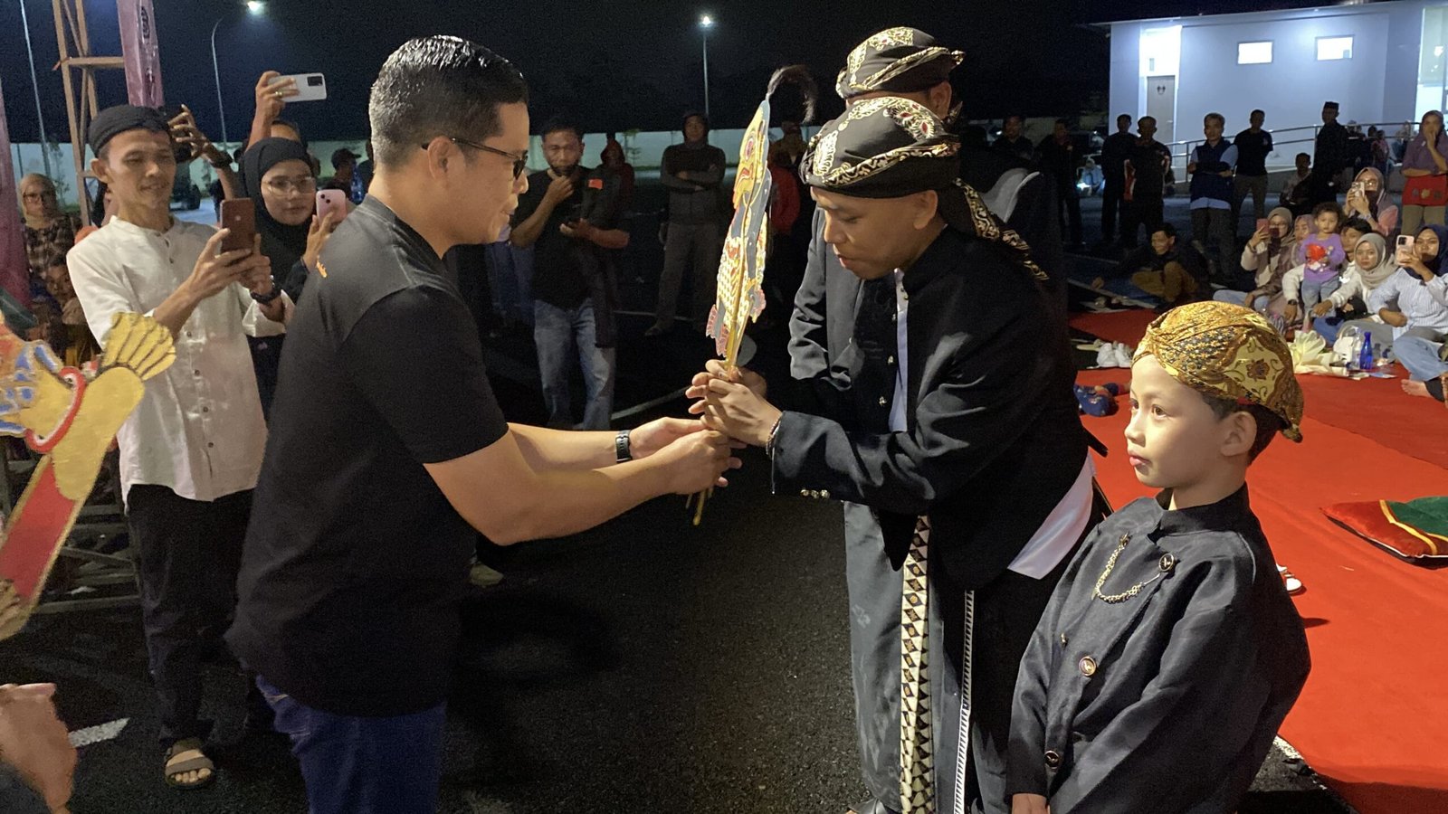 “Bawor Dadi Dukun” Guncang Purbalingga, Polisi dan Warga Lupa Sekat di Hari Wayang Nasional