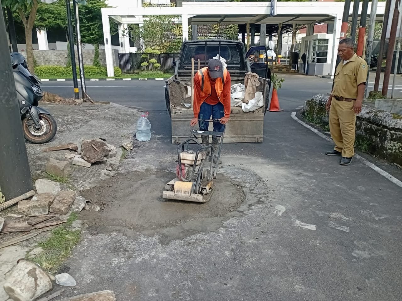 Dalam Empat Jam Jalan Kembali Mulus, Pemda Banyumas Tindaklanjuti Aduan Warga