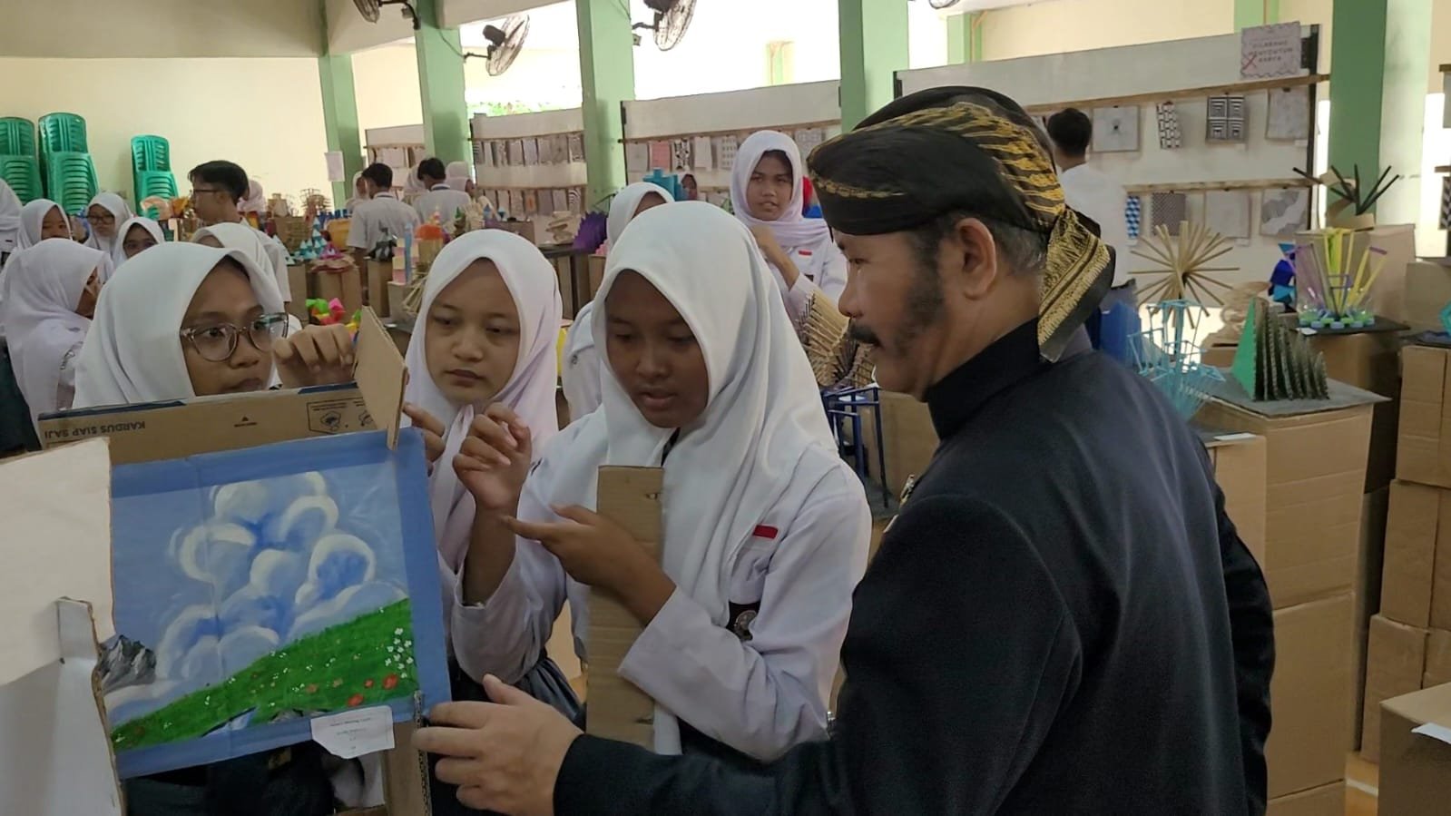 Peringati Hari Guru, SMA Negeri 1 Sokaraja Gelar Pekan Pameran Karya Murid