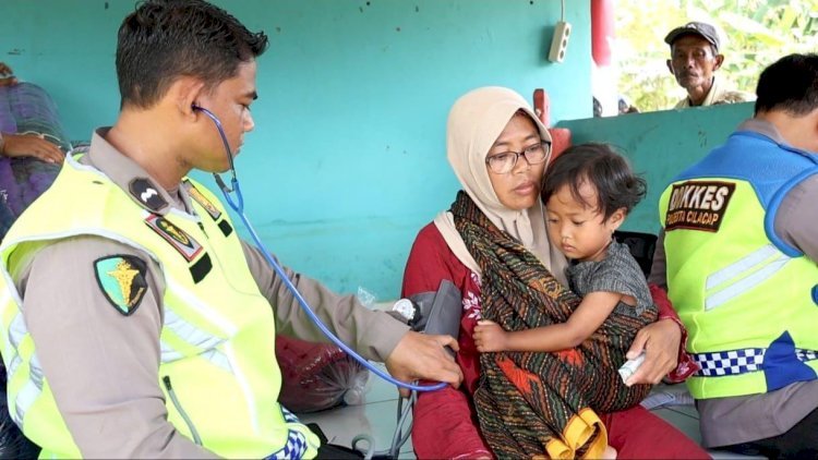 Kapolresta Cilacap Tinjau Lokasi Banjir di Wanareja dan Salurkan Bantuan untuk Warga