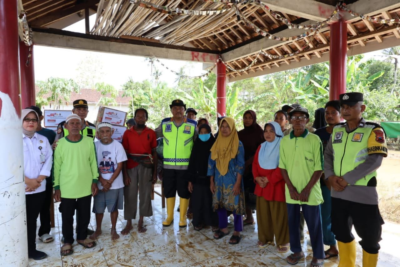 Wujud Kepedulian Polri, Polresta Cilacap Salurkan Bantuan untuk Warga Terdampak Banjir di Wanareja