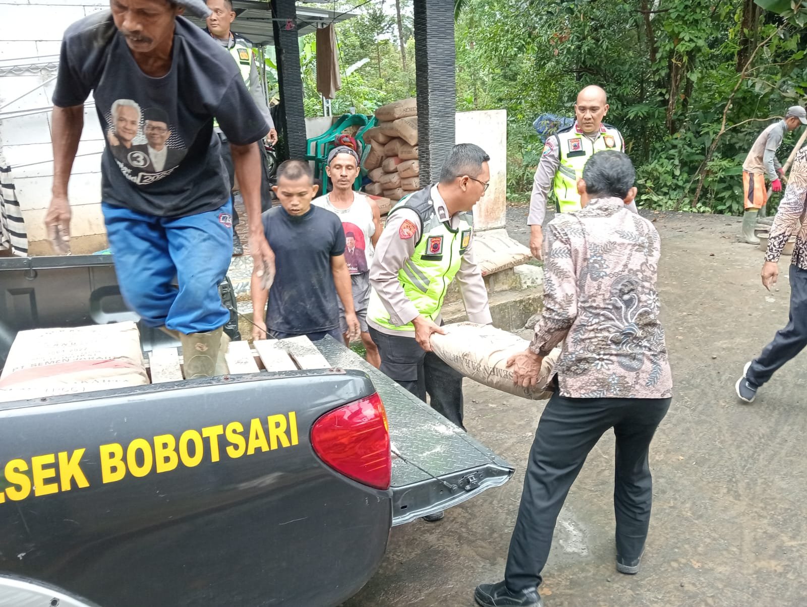 Polsek Bobotsari Salurkan Bantuan Semen untuk Pembangunan Jalan Menuju Pemakaman