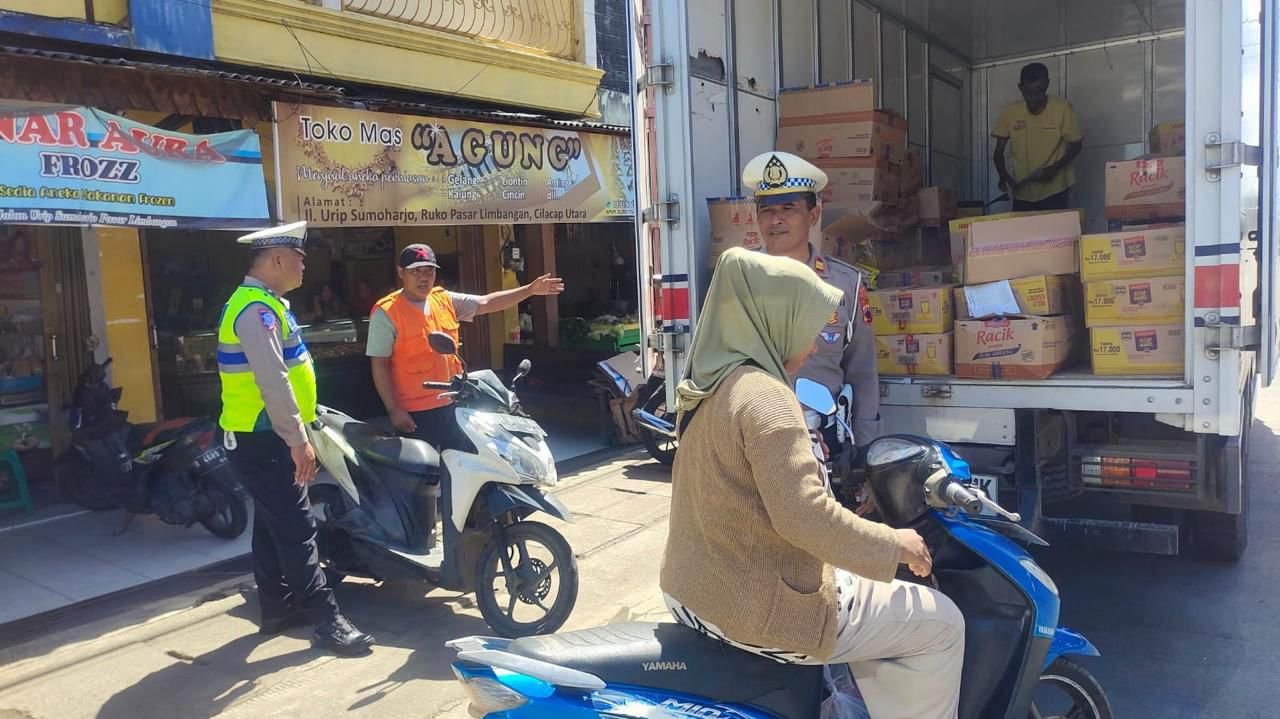 Polresta Cilacap Gelar Sosialisasi Ops Zebra Candi 2025 dan Patroli Dialogis di Sejumlah Titik Rawan