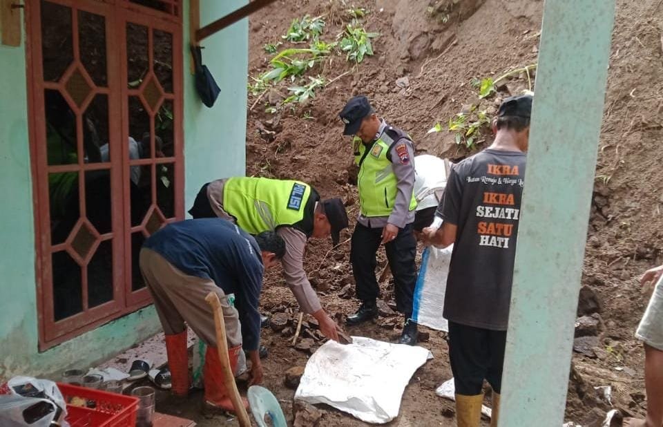 Tanah Longsor Terjadi di Giyanti Rowokele, Polisi dan Warga Lakukan Penanganan Awal