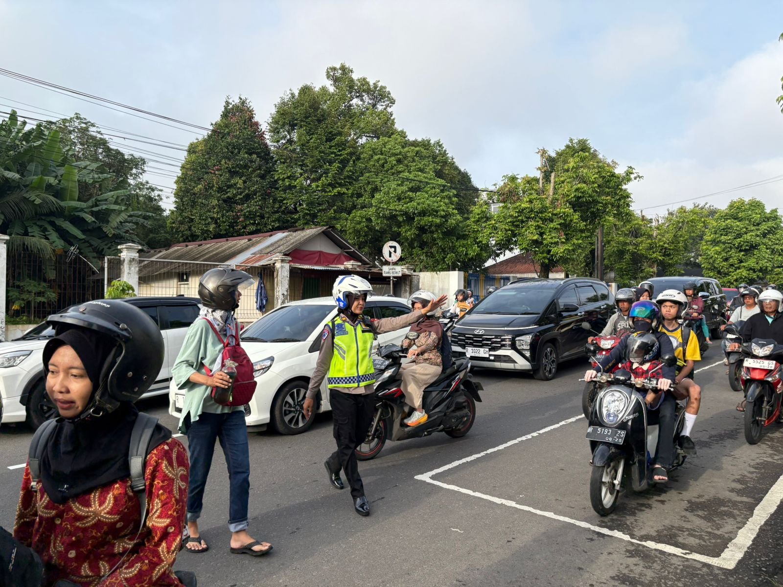 Kehadiran Polwan Warnai Pengamanan Pagi Polresta Banyumas