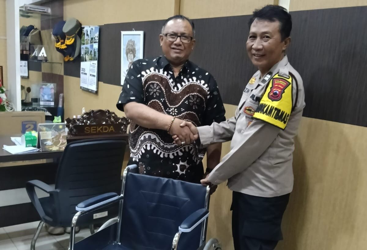 Slamet, Penyandang Disabilitas Sokawera Terima Kursi Roda Baru dari Sekda Banyumas