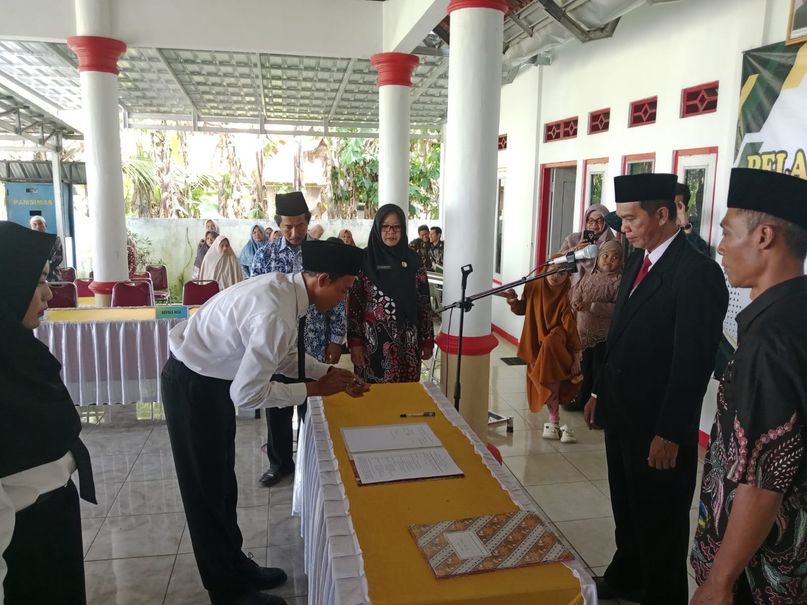 Pemdes Gumelar Kidul Lantik Perangkat Desa Hasil P3D, Camat Tambak Tekankan Integritas dan Pelayanan