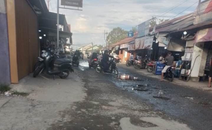 Jalan Pasar Alas Kasuma Rusak Parah, Warga Kuala Dua Desak Pemkab Kubu Raya Segera Turun Tangan