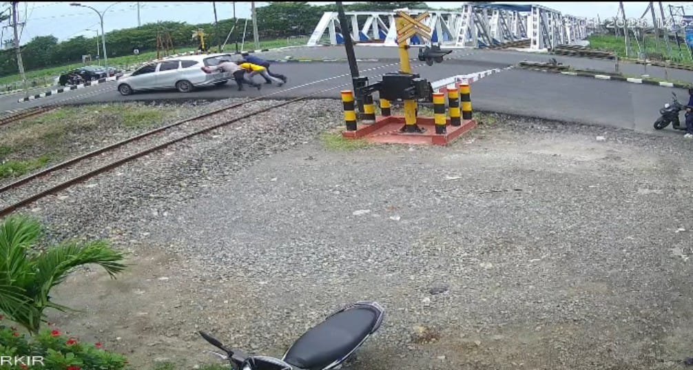 Dorong Mobil Mogok di Perlintasan KA, Kabid Humas Polda Jateng Cegah Kecelakaan