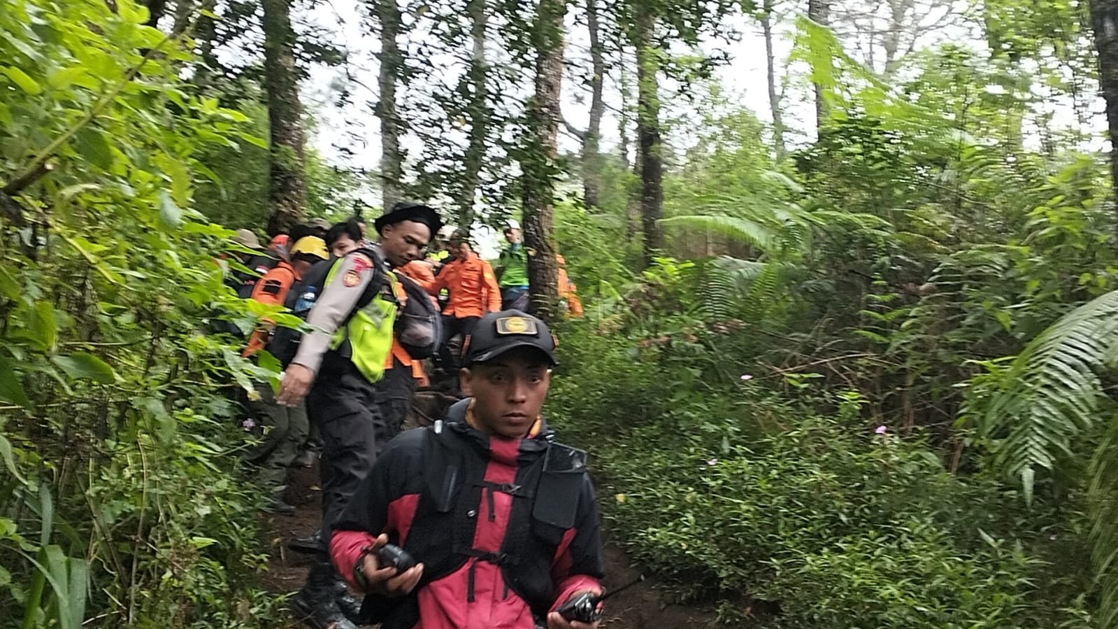 Personel Polres Purbalingga Bantu Evakuasi Pendaki Meninggal di Gunung Slamet