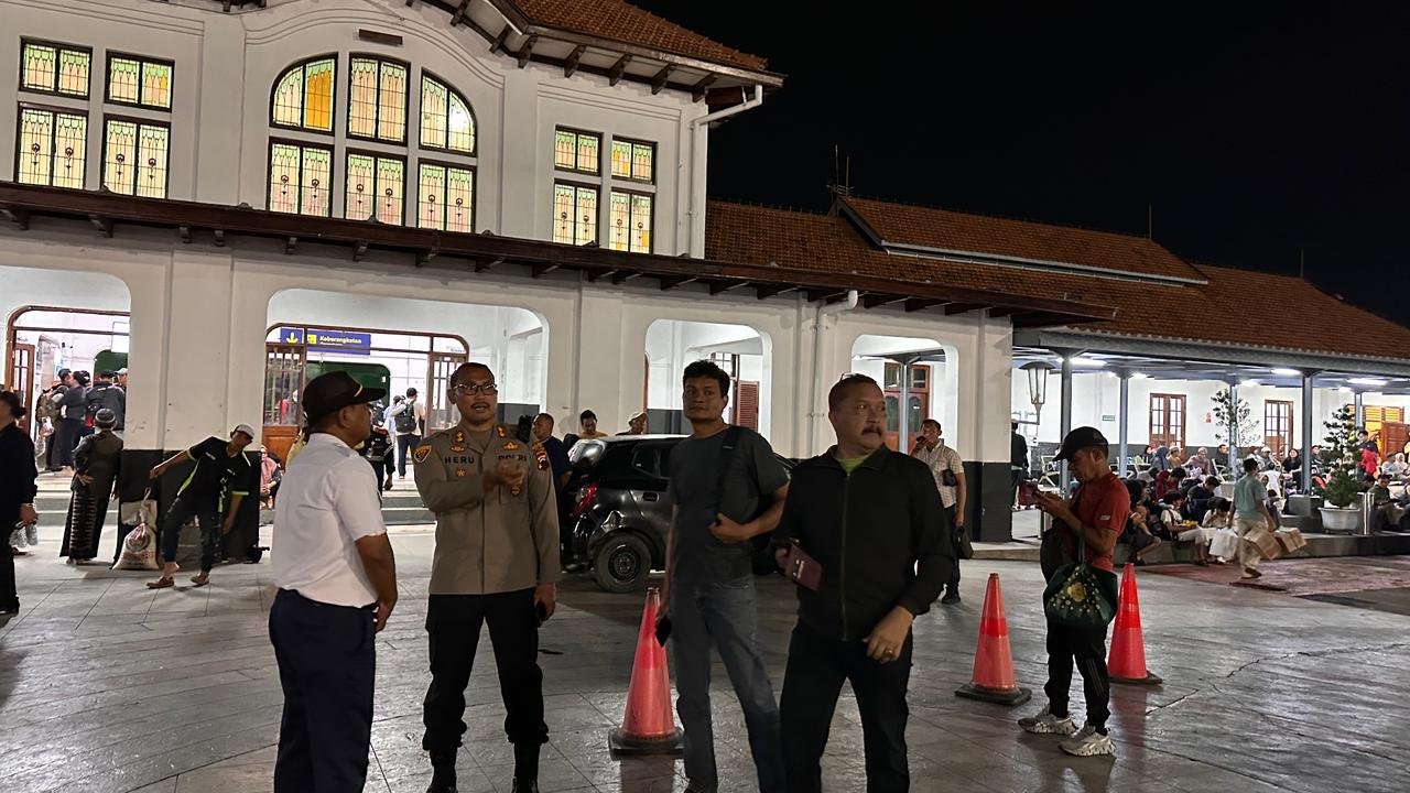 Polres Tegal Kota dan KAI Mitigasi Penumpukan Penumpang di Stasiun Tegal Akibat Banjir Pekalongan