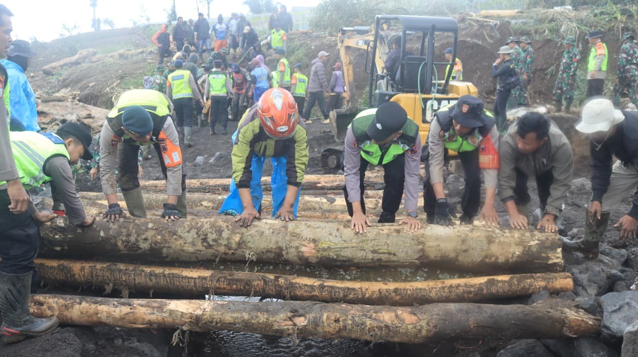 Polres Purbalingga dan Brimob Bangun Jembatan Darurat di Lokasi Banjir Bandang