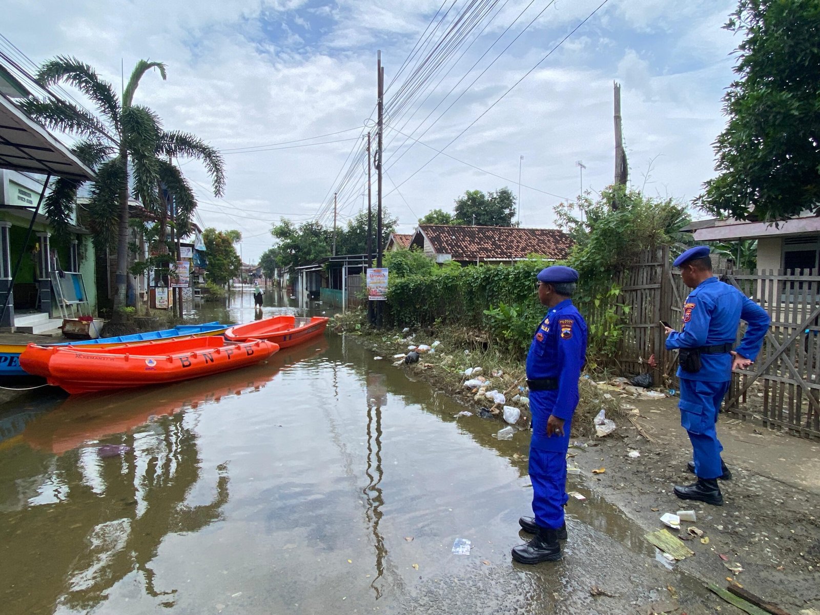 Pantau Banjir di Juwana, Satpolairud Polresta Pati Imbau Warga Waspada Cuaca Ekstrem