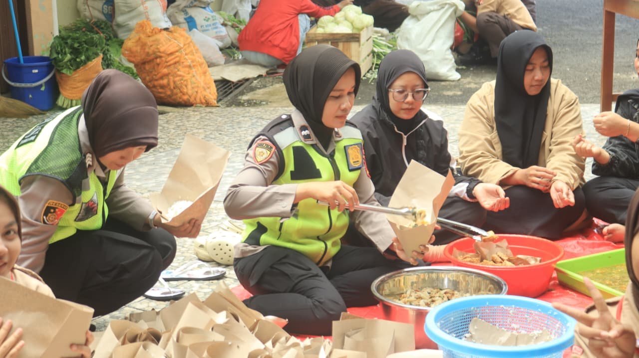 Polwan Polres Purbalingga Dikerahkan Bantu Dapur Umum di Lokasi Bencana