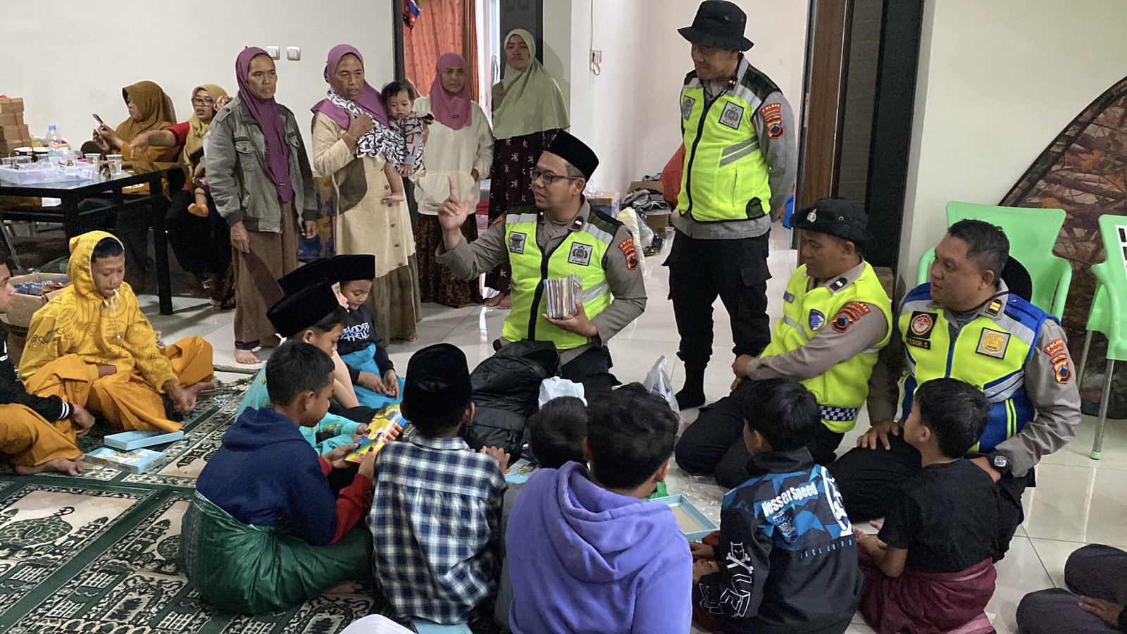 Tim Trauma Healing Polres Purbalingga Ajak Anak Mengaji, Bagikan Sarung dan Kopiah
