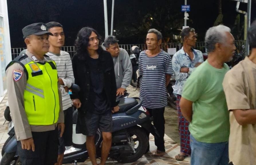 Warga Ambal Kebumen Tersetrum Listrik Saat Pasang Baja Ringan