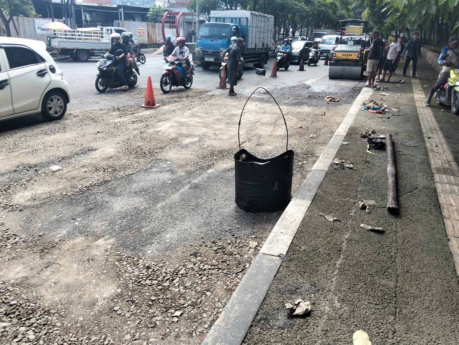 PT Praba Mas Hill Perbaiki Jalan Untung Suropati, Jaga Kelancaran Akses di Kawasan Kembang Arum