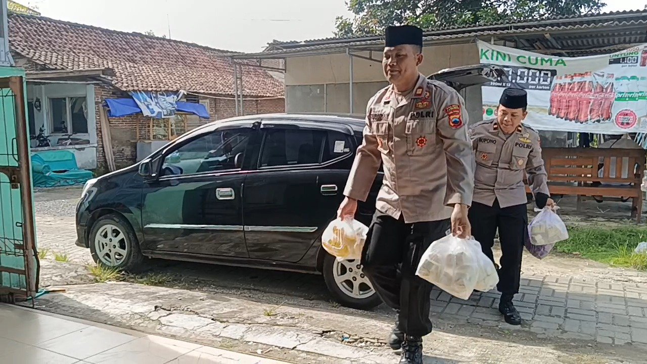 Polsek Gombong Salurkan Sembako ke SLB dan Warga Desa Kalitengah
