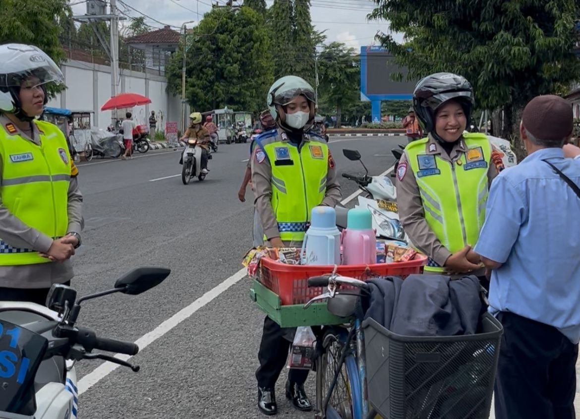 Patroli Jumat Berkah, Polwan Satlantas Purbalingga Bagikan Sembako Sambil Edukasi Lalu Lintas