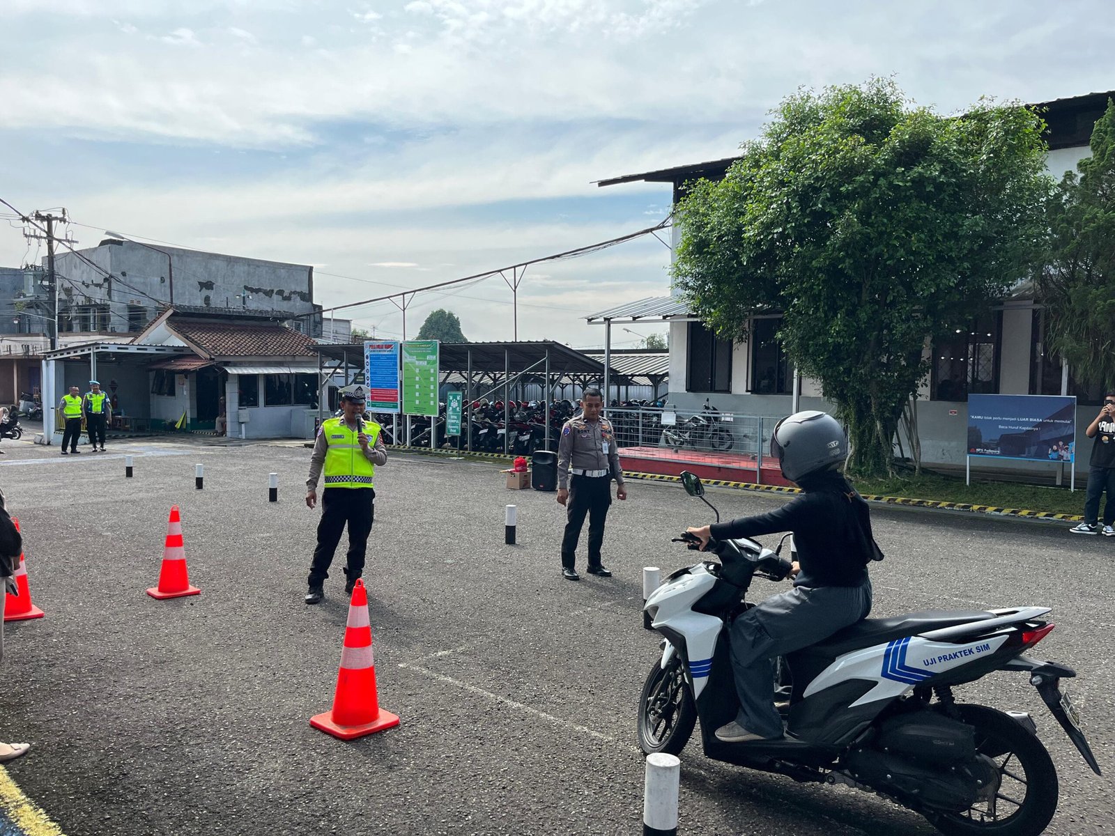 Satlantas Polres Purbalingga Latih Safety Riding Karyawan Pabrik di Padamara
