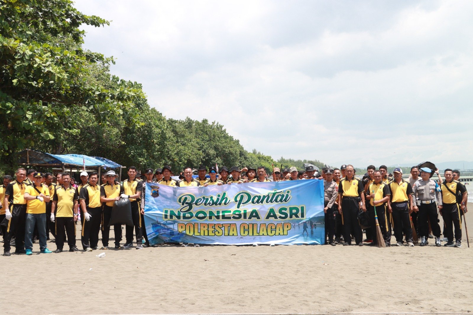 Tindak Lanjuti Arahan Presiden, Polresta Cilacap Bersihkan Pantai Teluk Penyu