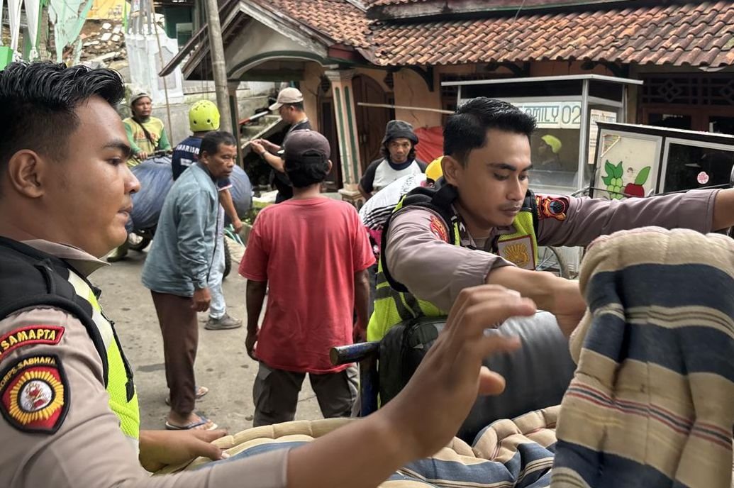 Siaga Bhayangkara Regu 3 Polres Tegal Lakukan Penanganan Tanah Bergerak di Desa Padasari