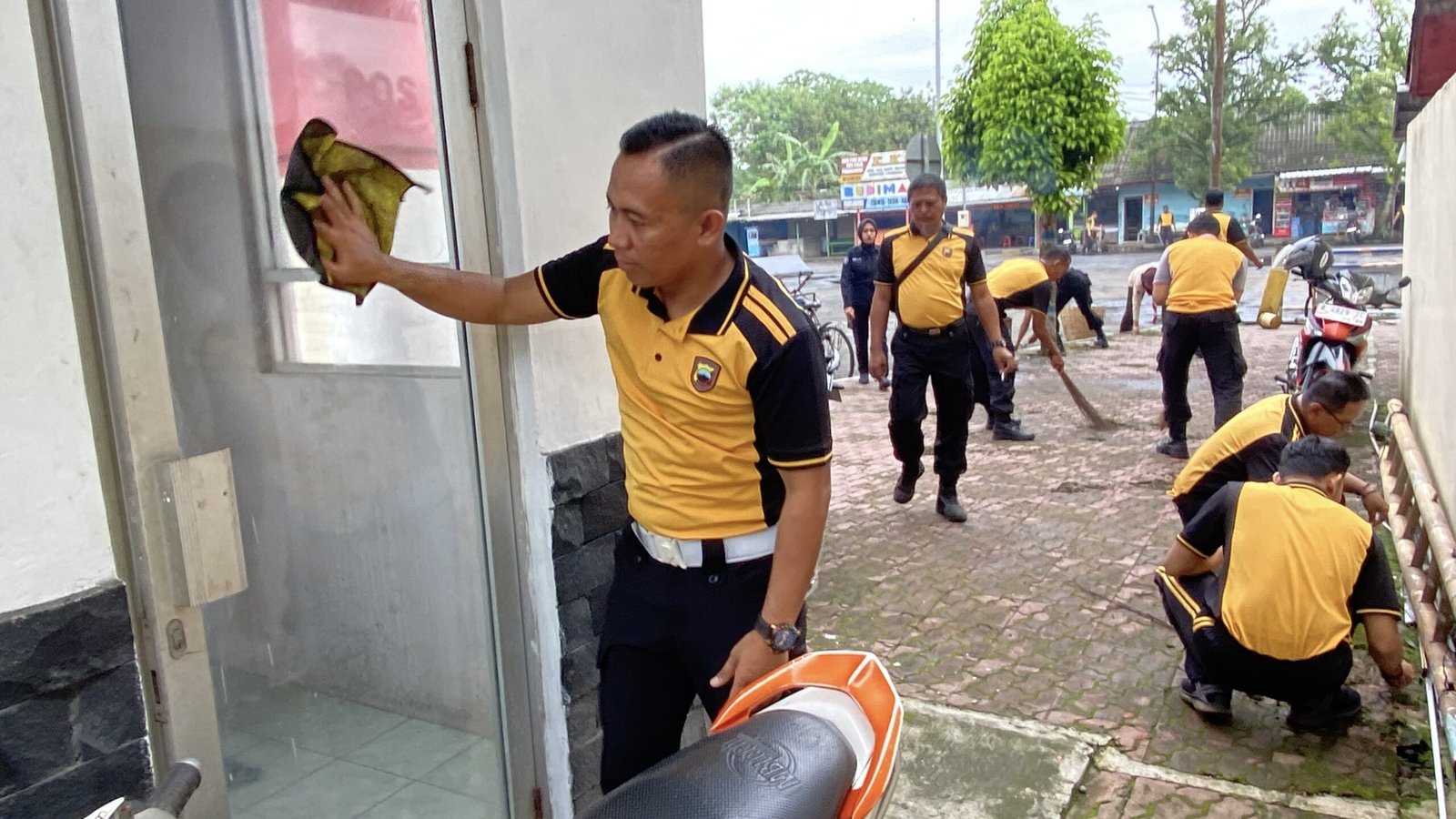Dukung ASRI, Polres Purbalingga Terjunkan Personel Bersihkan Terminal