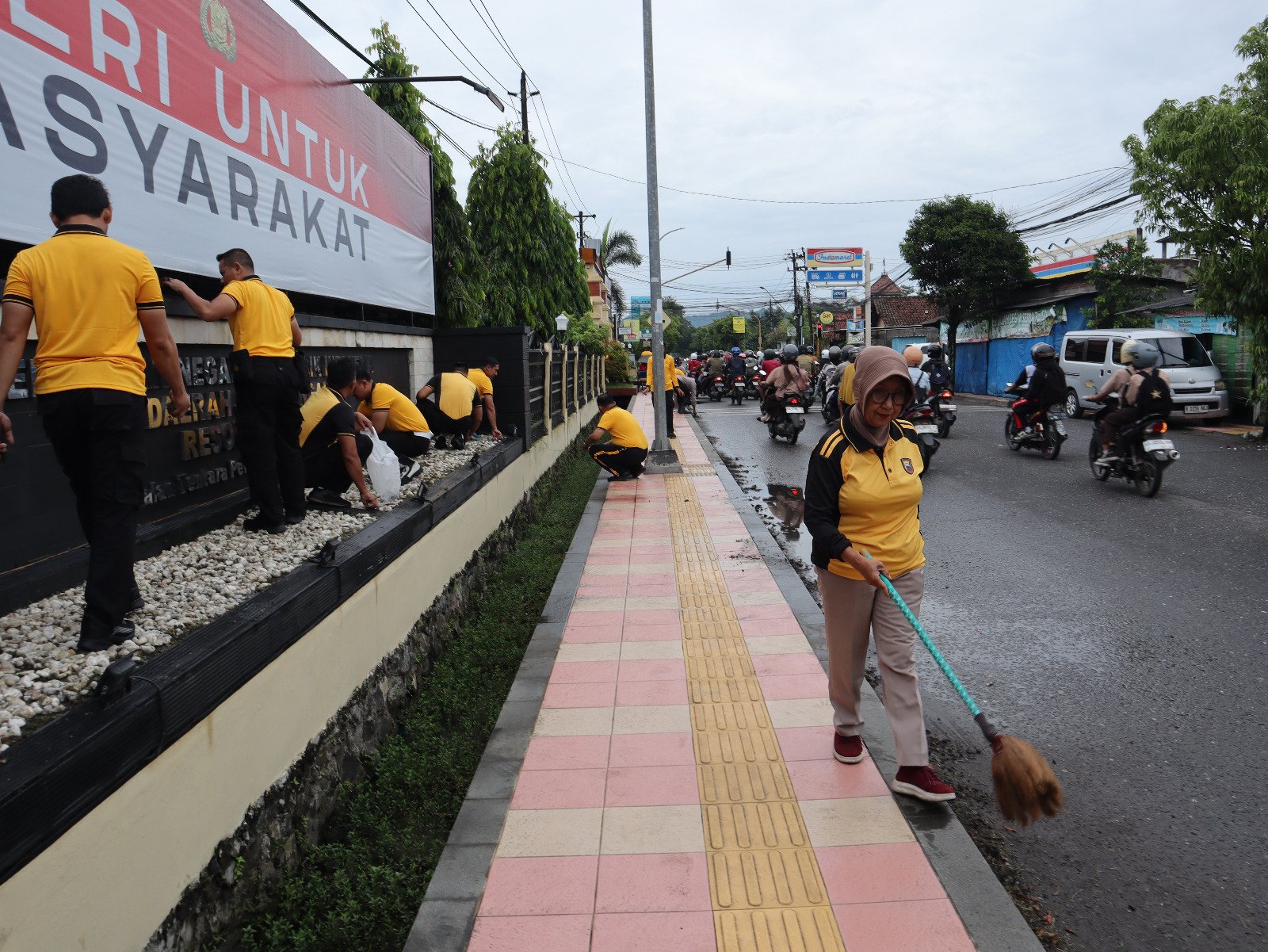Polres Kebumen Gelar Kerja Bakti di Sepanjang Jalan Tentara Pelajar