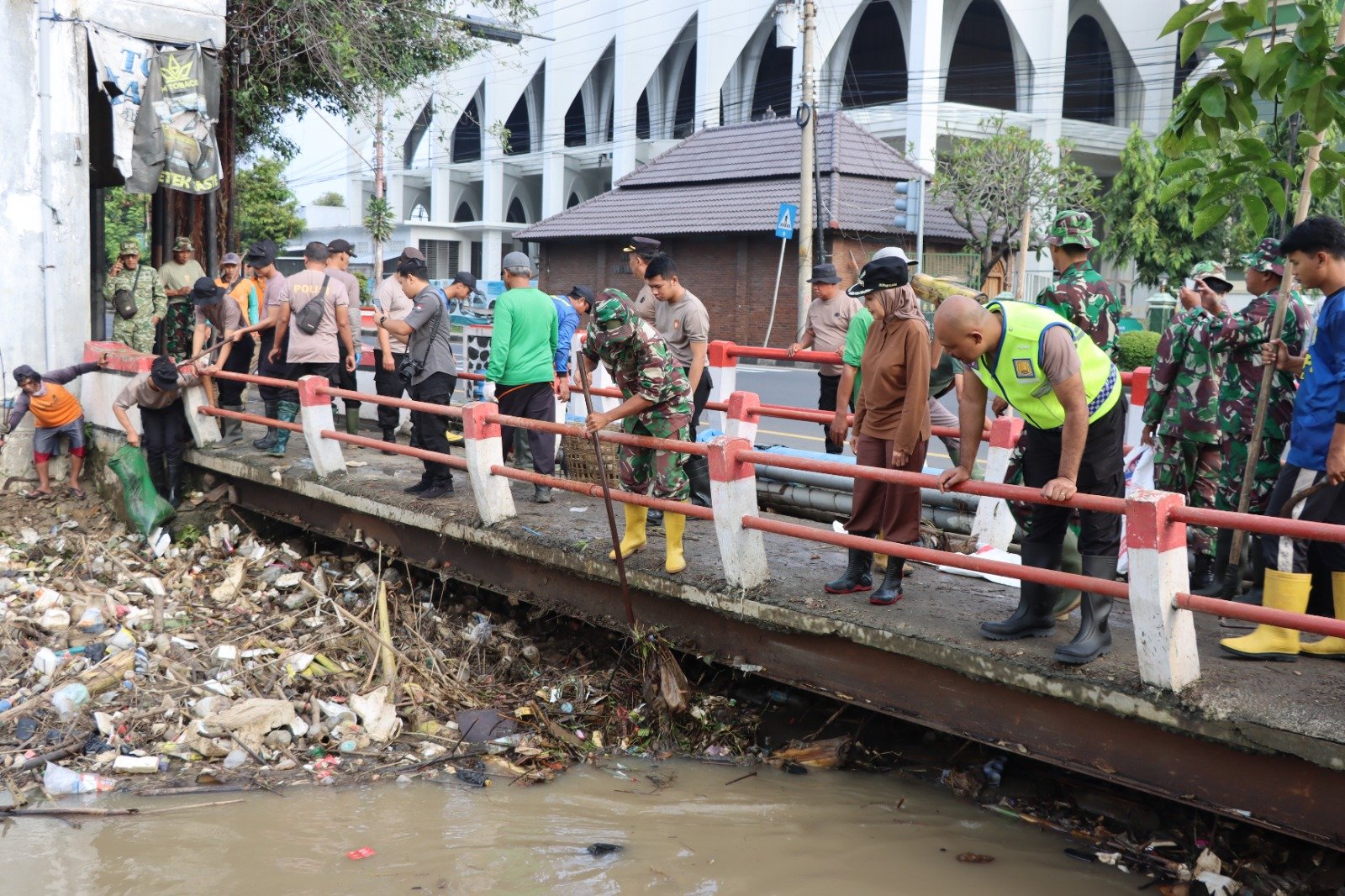 Sampah Menggunung di Sungai Kendal, Kapolres Turun Tangan Pimpin Pembersihan