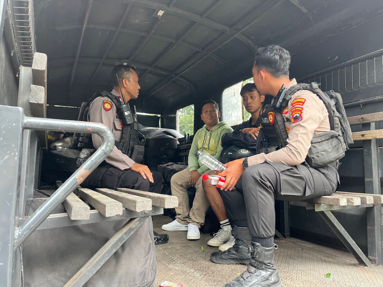 Dua Warga Klaten Bawa Arak di Gate C Stadion Manahan, Diamankan Tim Sparta Polresta Surakarta