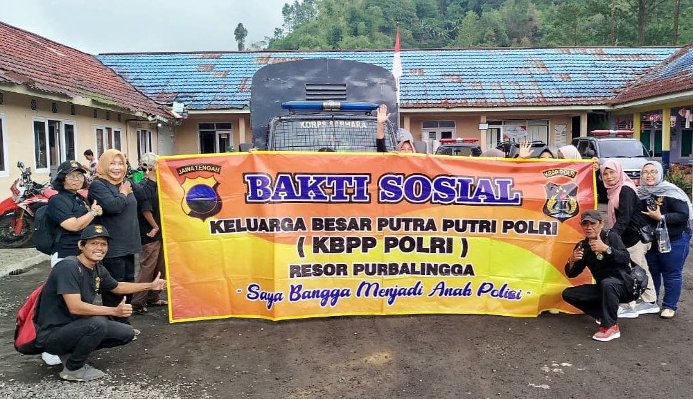 KBPP Polri Purbalingga Salurkan Bantuan Sembako untuk Korban Banjir Bandang di Karangreja