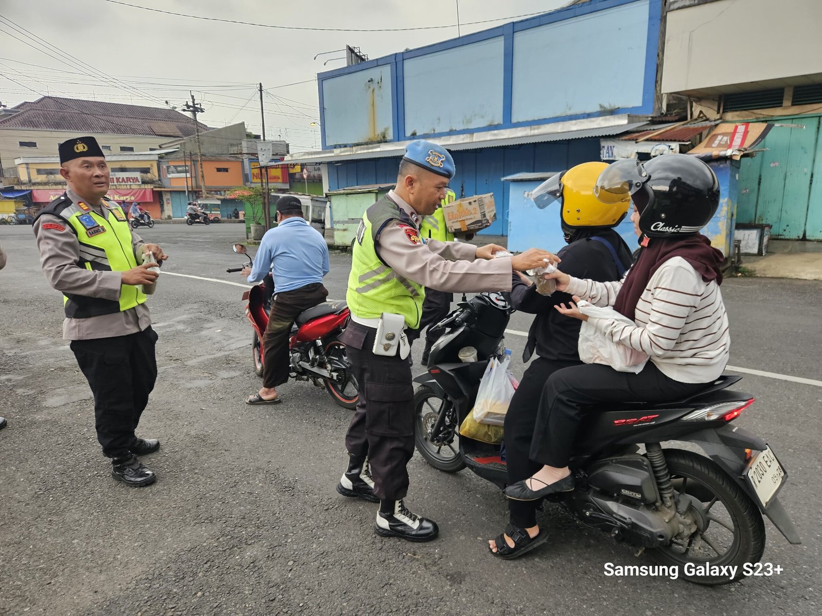 Polsek Bobotsari Bagikan 100 Bungkus Takjil untuk Masyarakat
