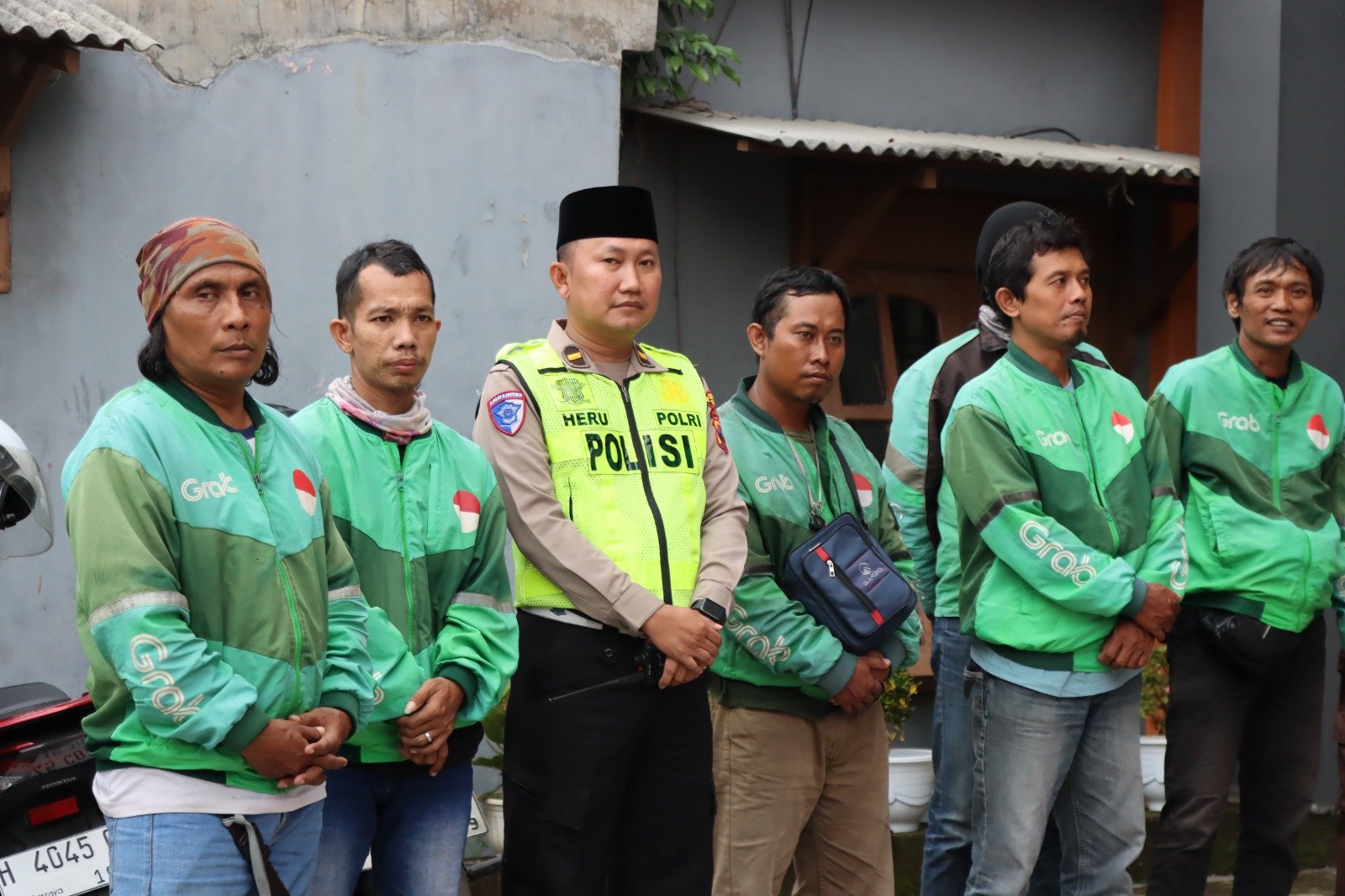 Polres Kendal Gandeng Bhayangkari dan Ojol, 250 Santri Ponpes Al-Hidayah Terima Takjil