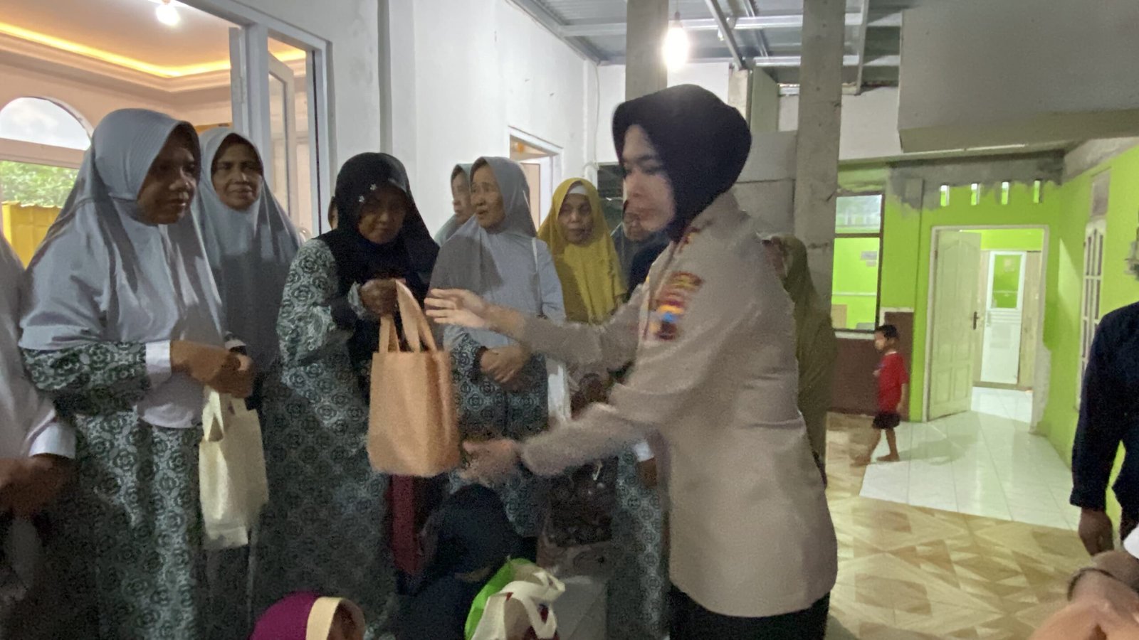 Ramadan Penuh Berkah, Polres Purbalingga Santuni Santri Ponpes Daruttaqwa dengan Takjil dan Menu Buka