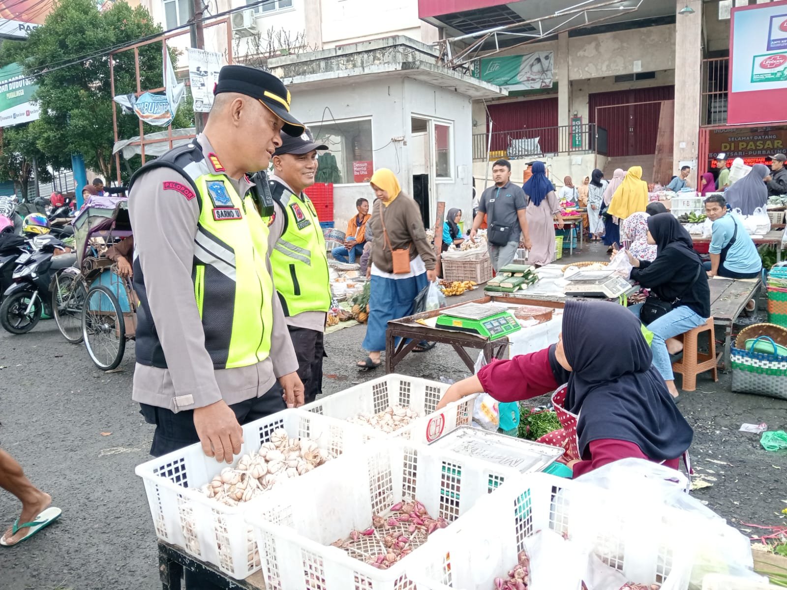 Polsek Bobotsari Turun ke Pasar, Pastikan Harga Sembako Ramadan Tetap Stabil