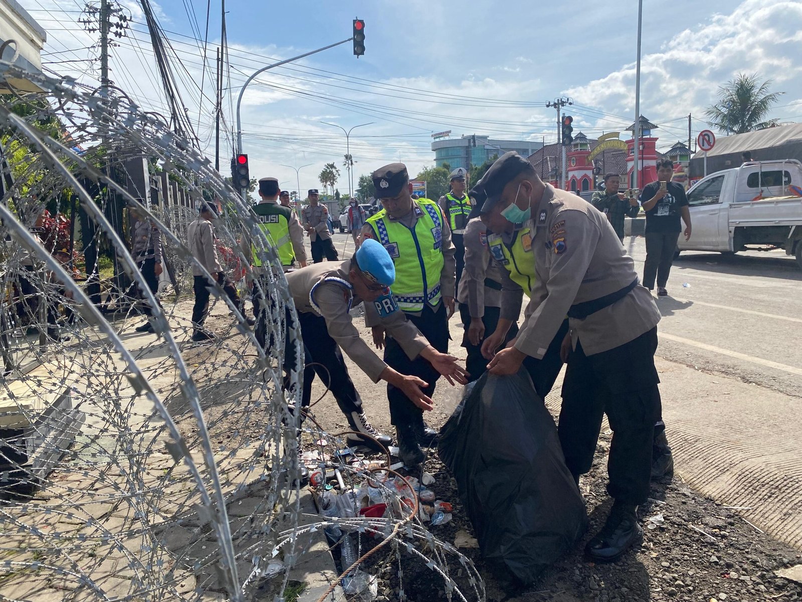 Usai Amankan Sidang, Personel Polresta Pati Bersihkan Area Pengadilan