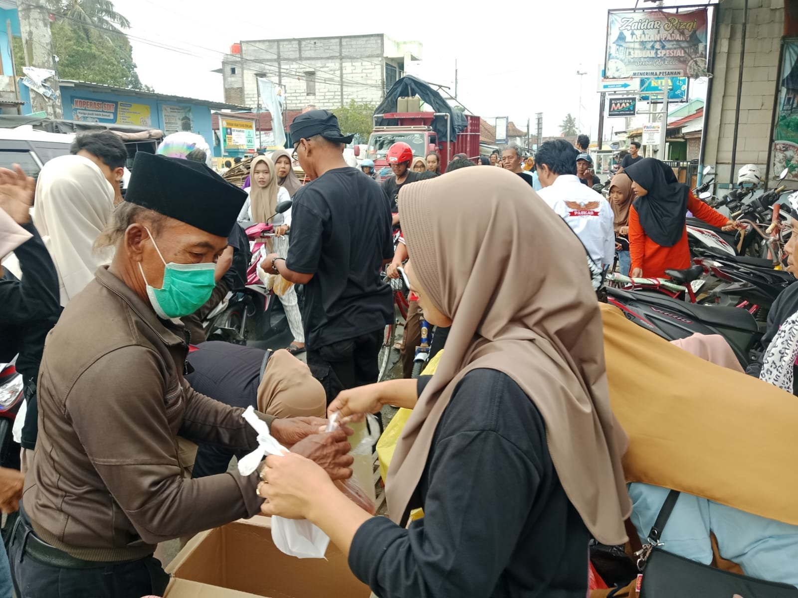Semarak Ramadhan, Relawan Tim Guru Besar Nusawungu Bagikan Ribuan Takjil
