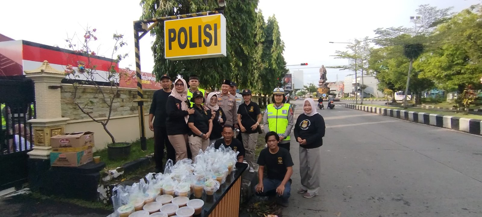 KBPPPolri Purbalingga Turun ke Jalan, 300 Takjil Dibagikan di Depan Mapolres