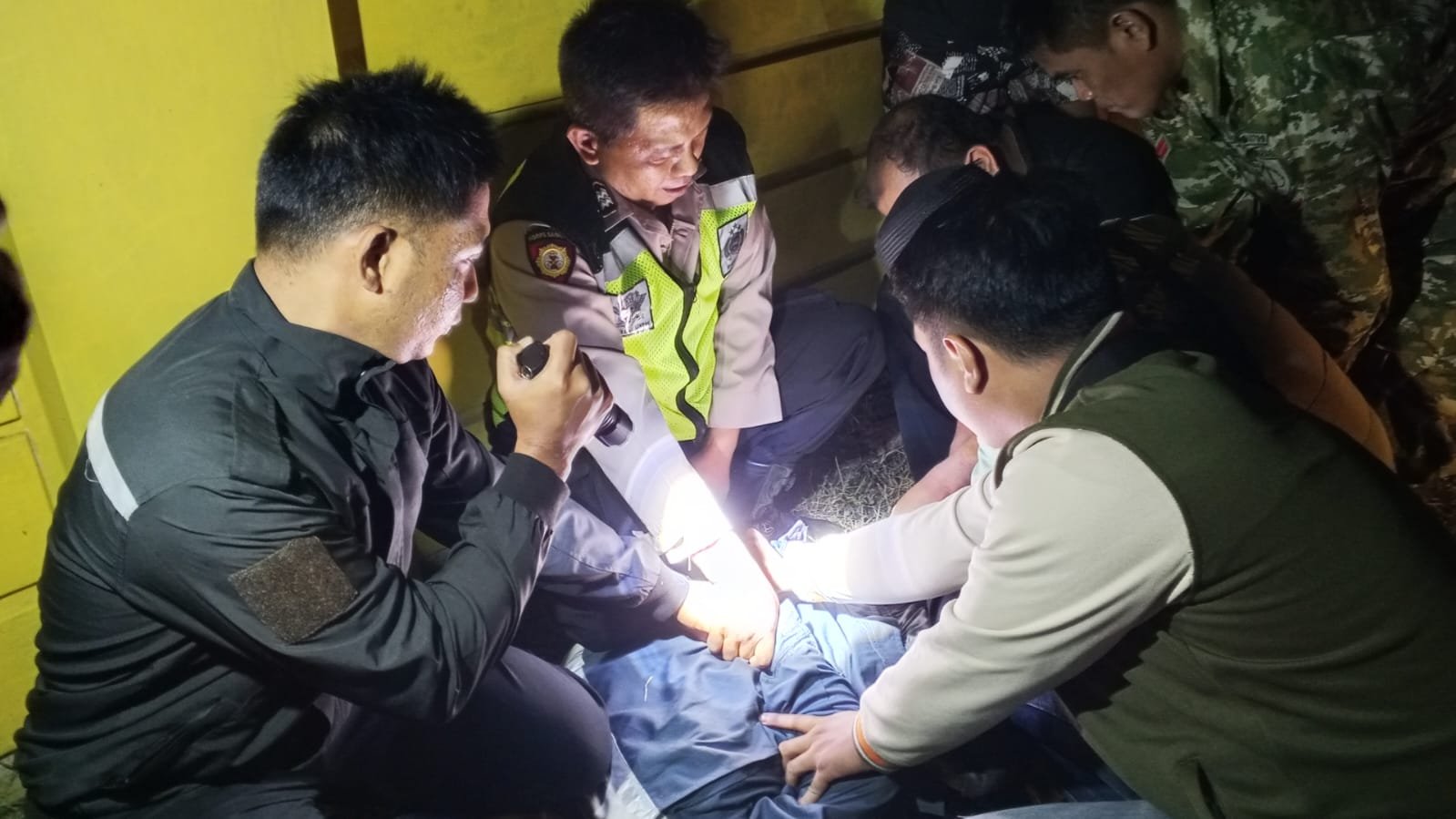 Polisi Evakuasi ODGJ yang Mengamuk dan mengancam dengan Sajam di Adimulyo