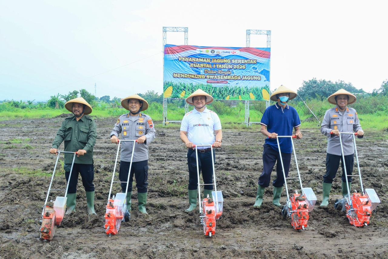 Dukung Ketahanan Pangan Nasional, Kapolda Jateng Pimpin Tanam Raya Jagung Kuartal I Tahun 2026 di Karanganyar