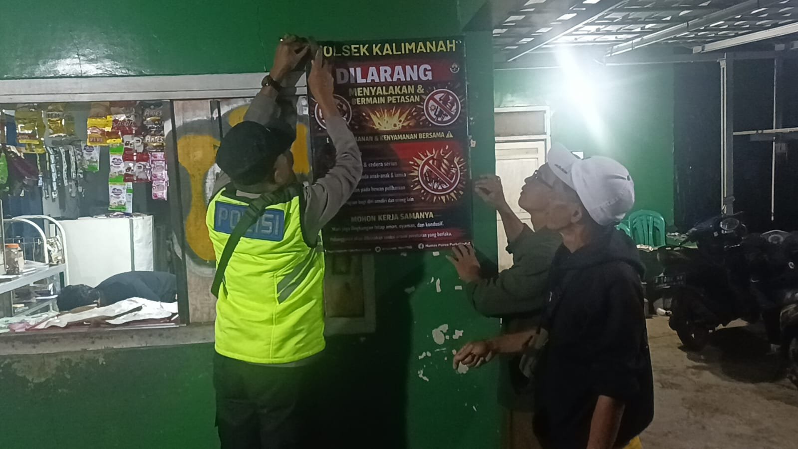 Polisi Keliling Desa di Kalimanah, Spanduk Bahaya Petasan Dipasang di Titik Strategis