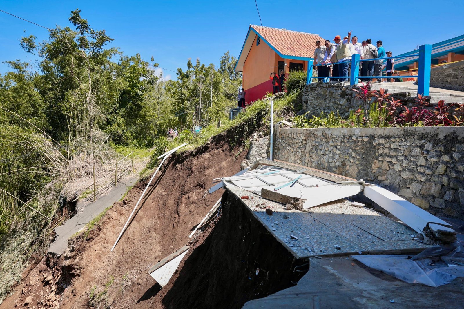 Dikunjungi Gubernur Luthfi, Warga Cilibur Minta Akses Jalan Penghubung Segera Diperbaiki