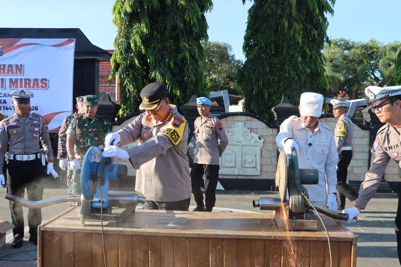 Jelang Lebaran, Ratusan Botol Miras Serta Knalpot Brong Dimusnahkan Polresta Cilacap